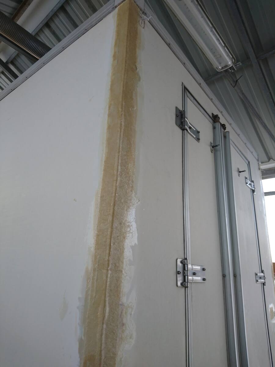 La même caisse avec le joint d'angle repris au mastic sur toute la hauteur