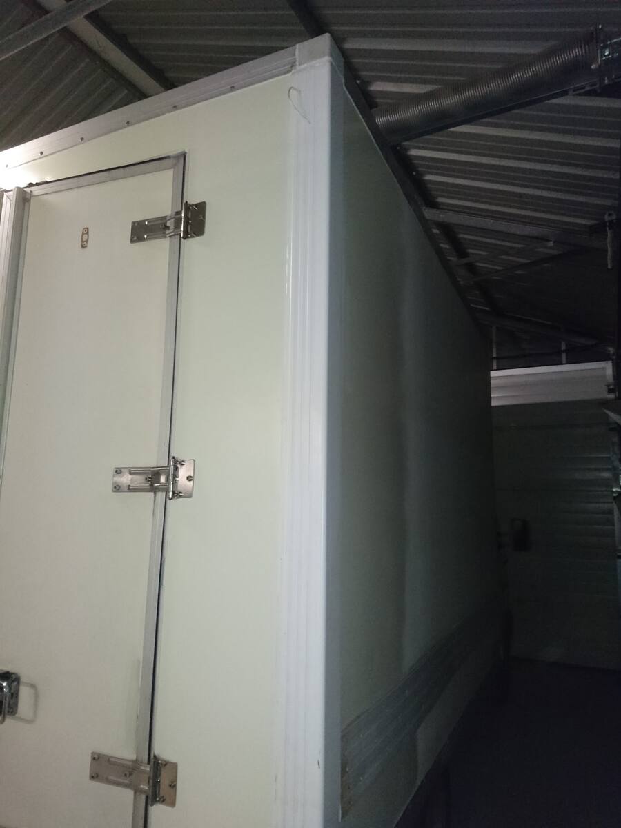 La caisse de fourgon repeinte en blanc, portes arrière fermées